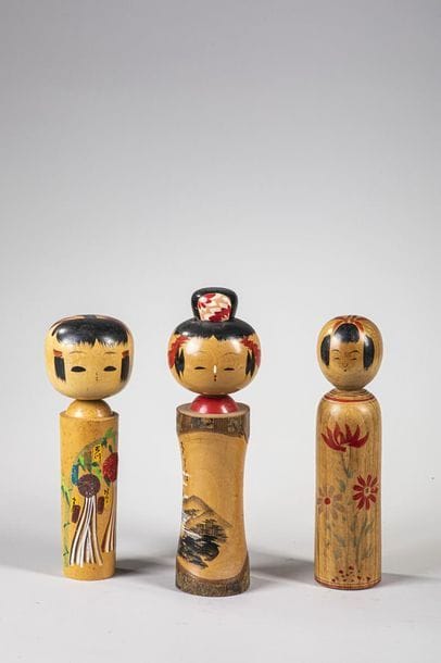 KOKESHI

Lot de 3 poupées en bois polychrome...