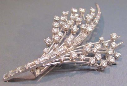 Broche gerbe en or gris sertie de diamants...