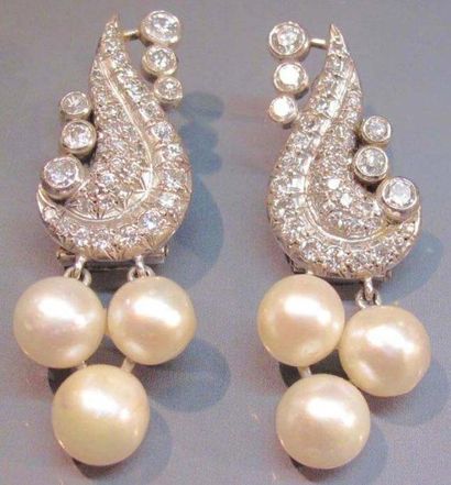 Paire de boucles d'oreilles volutes en platine,...