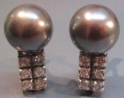 Paire de boucles d'oreilles en or gris 14...