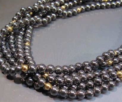 Collier tresse cinq rangs de perles d'hématite...