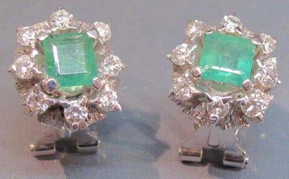 Paire de boucles d'oreilles en or gris fileté,...