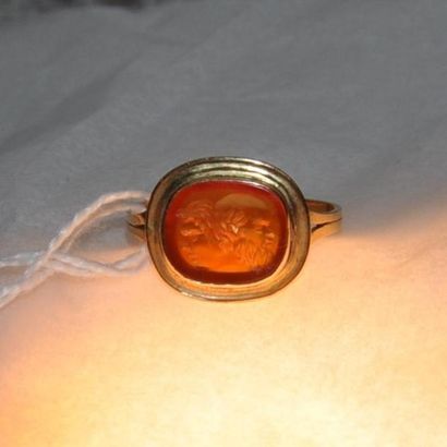 Bague en or sertie d'une intaille antique...