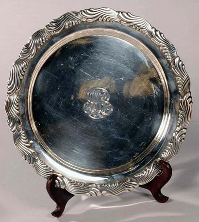 Plat rond en argent gravé d'initiales. M.O:...