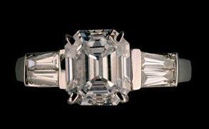 Bague en or gris centrée d'un diamant taille...