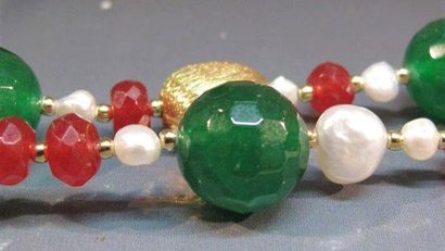 Sautoir formé d'agates rouges et vertes teintées,...
