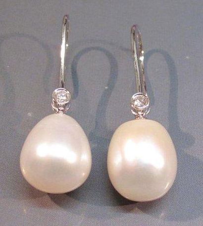 Paire de pendants d'oreilles en or gris sertis...