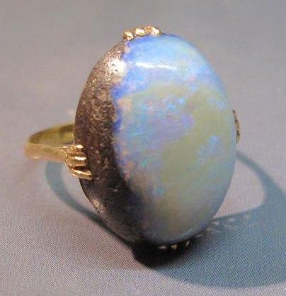 Bague en or jaune sertie d'une opale matrix....