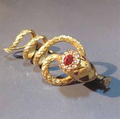 Broche formée d'un ancien coulant stylisant...