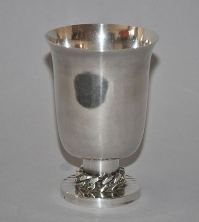 Jean DESPRES. Coupe sur pied en métal argenté,...
