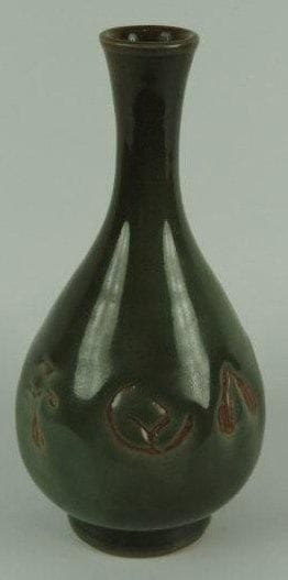 Vase en grès céladon à décor gravé en réserve...