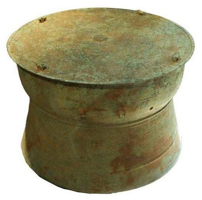 Tambour de pluie à décor d'une étoile au...