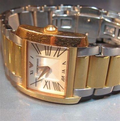 Emporio ARMANI
Montre en acier et métal doré,...