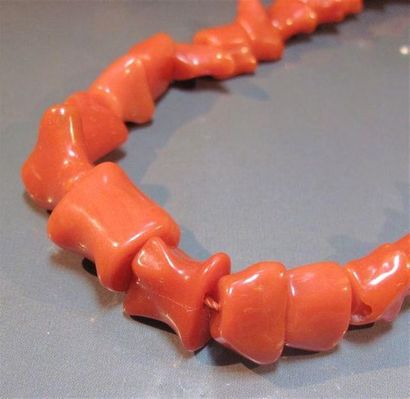 Collier de corail rouge poli en chute, fermoir...
