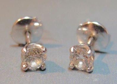 Paire de puces d'oreilles en or gris, chacune...