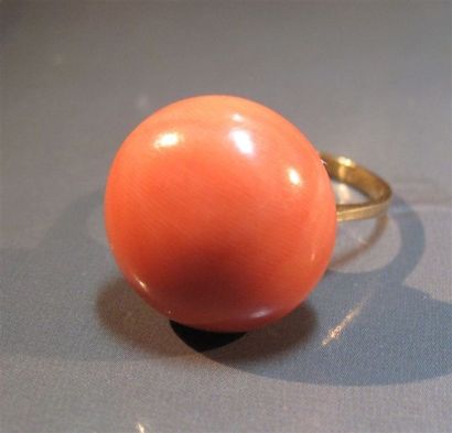 Bague en or jaune sertie d'un cabochon de...