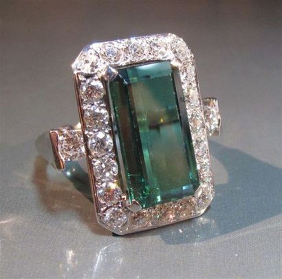 Bague en or gris, centrée d'une belle tourmaline...