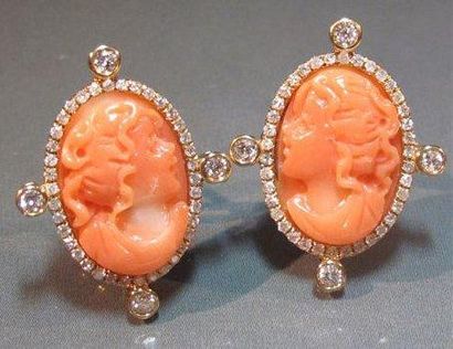 Paire de boucles d'oreilles ovales en or...