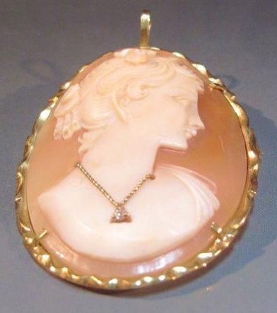 Pendentif broche en or jaune serti d'un camée...