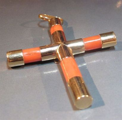 Croix en or jaune 14 K et corail rouge. 8.40...