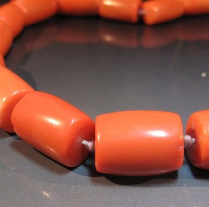 Collier formé de cylindres de corail en chute....