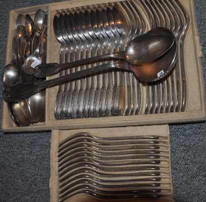 Une partie de ménagère en métal argenté,...
