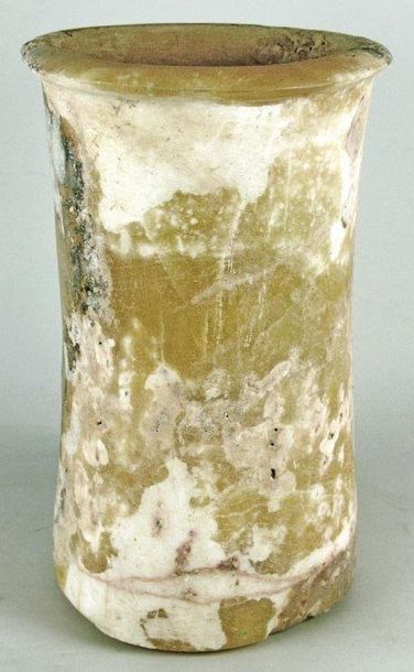 Pot en albâtre. H: 23 cm D: 14 cm. Ép. Bactriane...