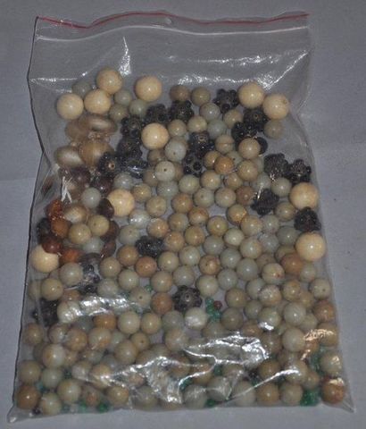 Ensemble de perles dépareillé (pierres dures,...
