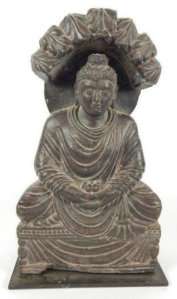 Bouddha assis en lotus sur un trône sous...