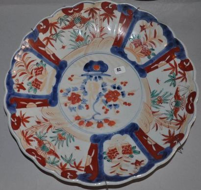 Plat en porcelaine «Imari» à décor floral....