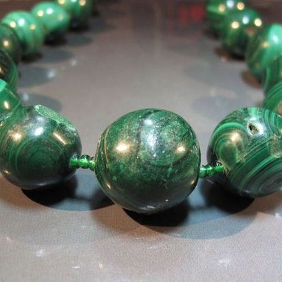 Collier de boules de malachite en chute