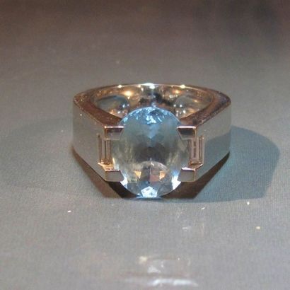 CARTIER
Bague en or gris 18 K centrée d’une...