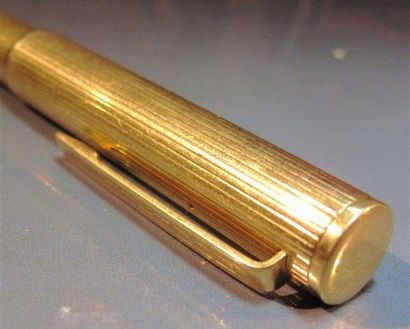 DUNHILL
Stylo plume plaqué or
