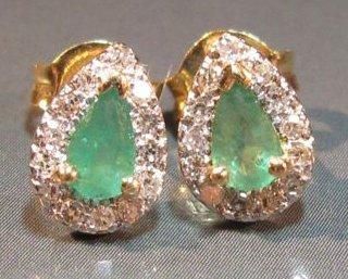 Paire de petites boucles d'oreilles en or...