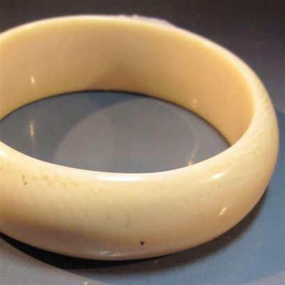 Bracelet rigide en ivoire ancien
