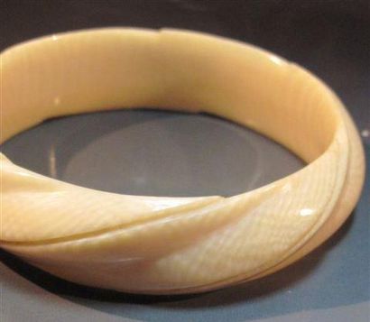 Bracelet torsadé en ivoire ancien