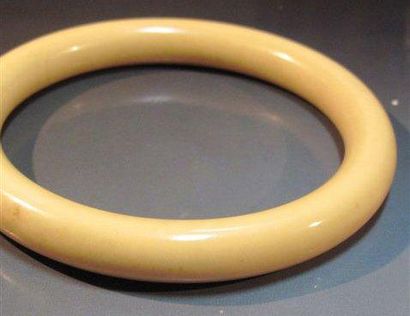 Bracelet rond en ivoire ancien