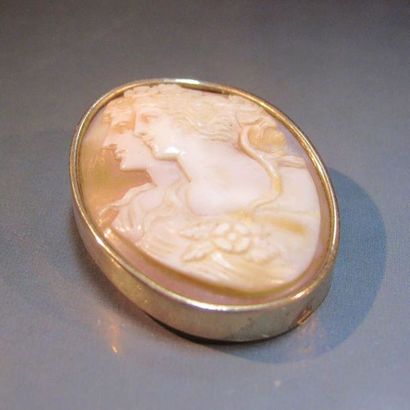 Broche ovale en or jaune 18 K centrée d'un...