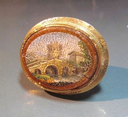 Broche ovale en or jaune 18 K centrée d'une...