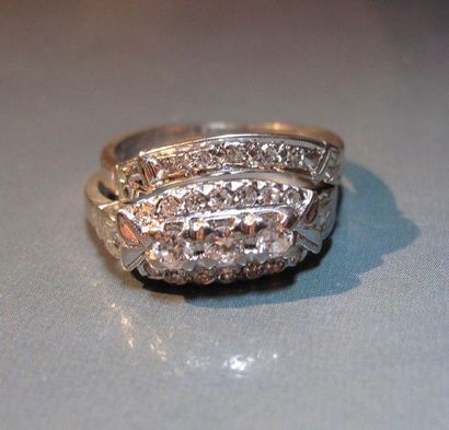Ensemble d'une bague et un anneau en or gris...