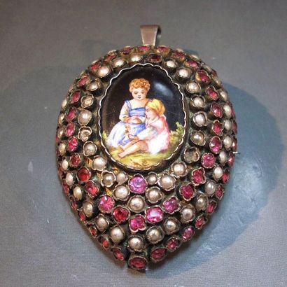 Pendentif broche en argent, centré d'une...
