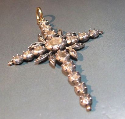 Croix ancienne en or et argent, sertie de...