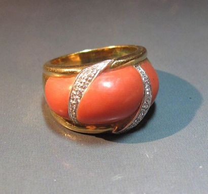 Bague boule en or jaune 18 K sertie de corail...