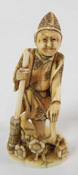 Netsuke en ivoire représentant un homme s'appuyant...