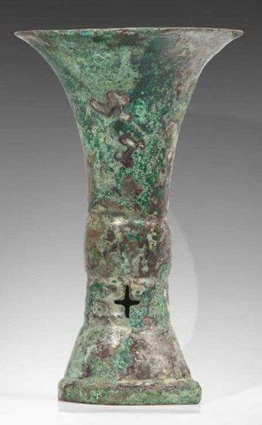 Zhou (1100-256 av. J.C)
Vase de forme «Gu»...