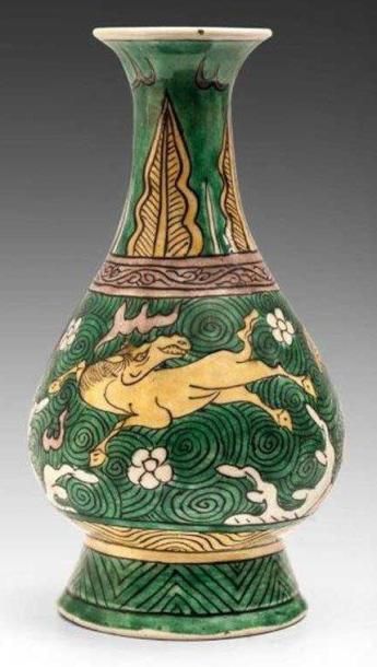 T'SING (XVIIIème siècle)
Vase en porcelaine...