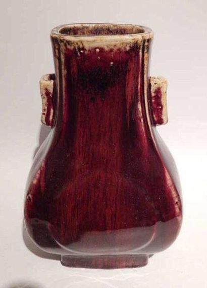 Vase en porcelaine «sang de boeuf» de forme...