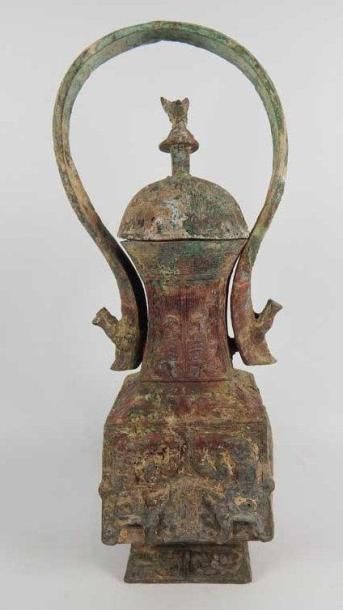 Vase en bronze muni d'un couvercle et d'une...