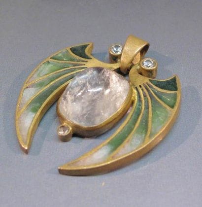 Pendentif Art Nouveau en métal doré stylisant...