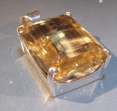 Pendentif en argent serti d'une citrine rectangulaire...